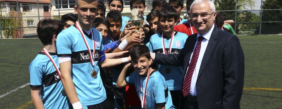 Spor Şenliklerinde Şampiyon Kupasını Aldı