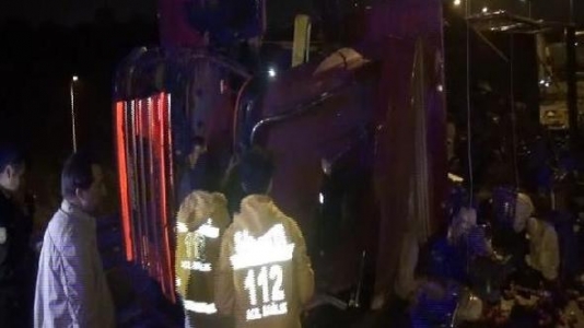 Sultanbeyli’de Domates Yüklü Tır Devrildi: 1 Yaralı