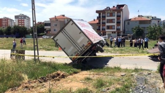 Sultanbeyli’de Kamyonet Otomobile Çarparak Ters Döndü
