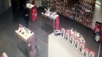 Müşteri Gibi Gelip Cep Telefonunu Çaldı
