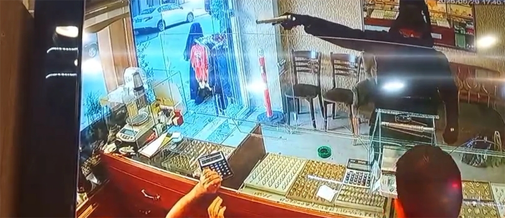 Sultanbeyli’de Kuyumcuya Silahlı Soygun Girişimi: Dükkan Sahipleri Saldırganı Püskürttü