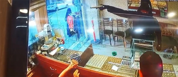 Sultanbeyli’de Kuyumcuya Silahlı Soygun Girişimi: Dükkan Sahipleri Saldırganı Püskürttü