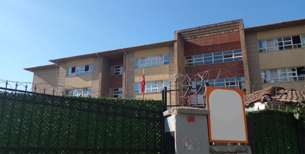 Sultanbeyli’de Lise Bahçesinde Bıçaklı Saldırı: Bir Öğrenci Yaralandı