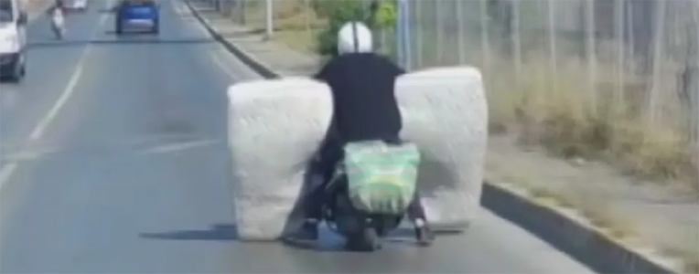 İstanbul Sultanbeyli’de Motosikletle Yatak Taşıyan Sürücü Kamerada