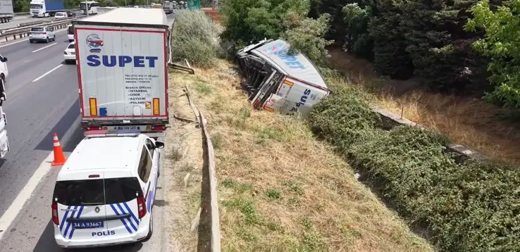 TEM Otoyolu Sultanbeyli Mevkiinde Dev Kaza: Tır Devrildi, Trafik Felç Oldu