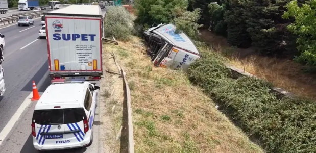 https://www.sultanbeylim.com/haberler/tem-otoyolu-sultanbeyli-mevkiinde-dev-kaza-tir-devrildi-trafik-felc-oldu